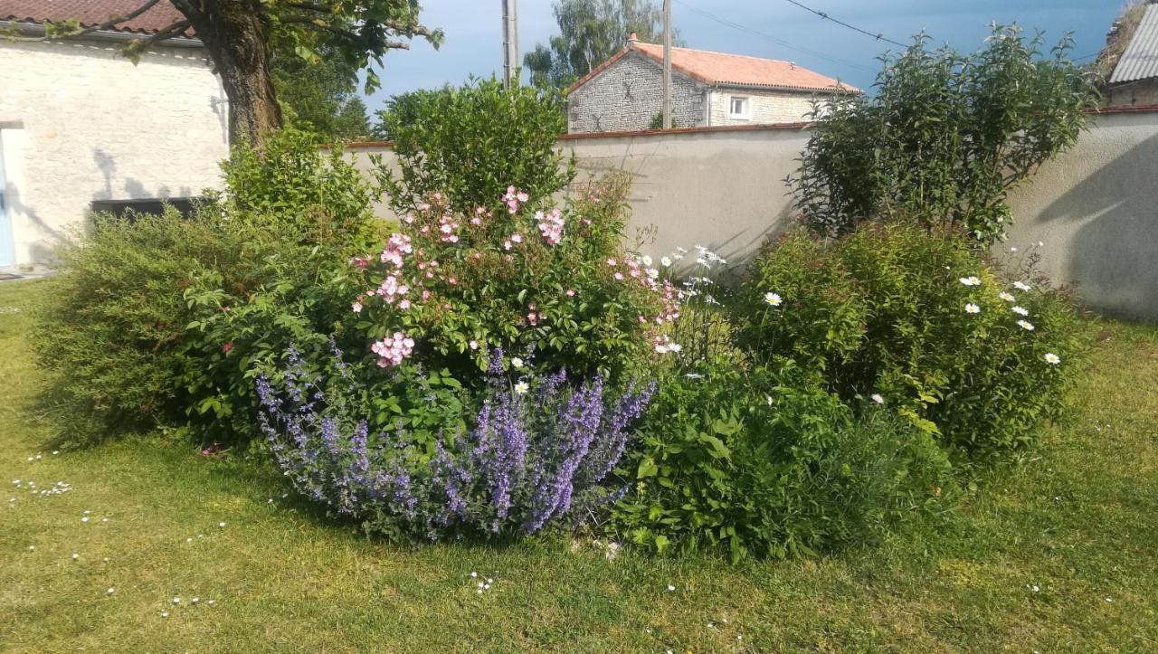 Gite Et Chambres D'Hotes Le Chene Billault Pouant Exterior foto