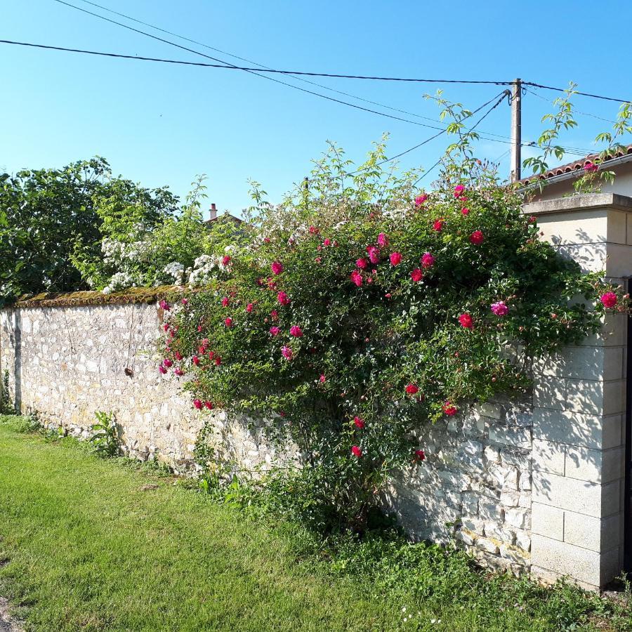 Gite Et Chambres D'Hotes Le Chene Billault Pouant Exterior foto